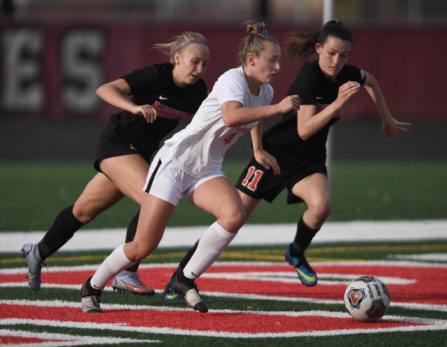 John Starks/jstarks@dailyherald.com
St. Charles East’s Grace Williams controls the ball against Barrington’s Gracie Stagnito, left, and Caitlin Paul at the Class 3A Barrington girls soccer supersectional on Tuesday, May 31, 2022.