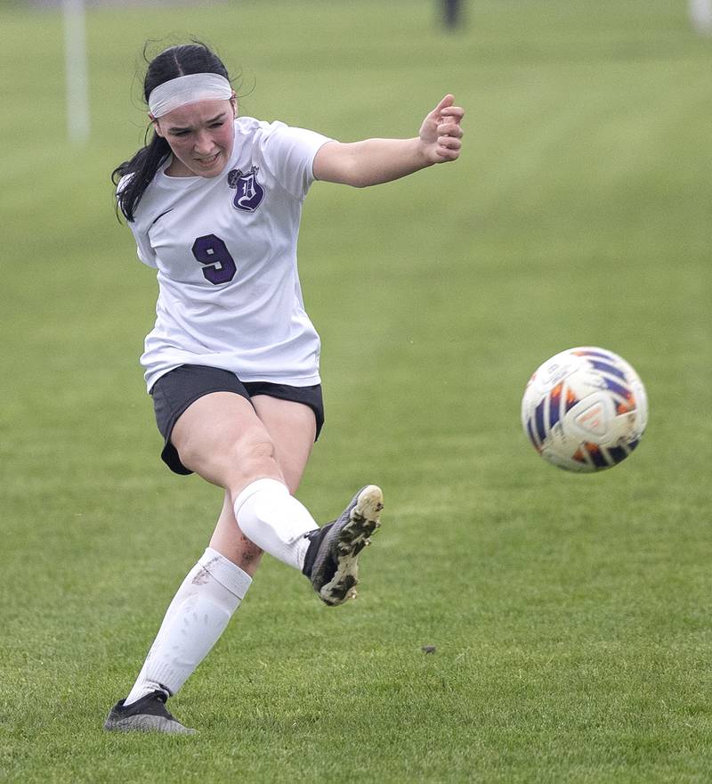 Dixon’s Ava Littlejohn makes a pass against Oregon Thursday, May 1, 2025.