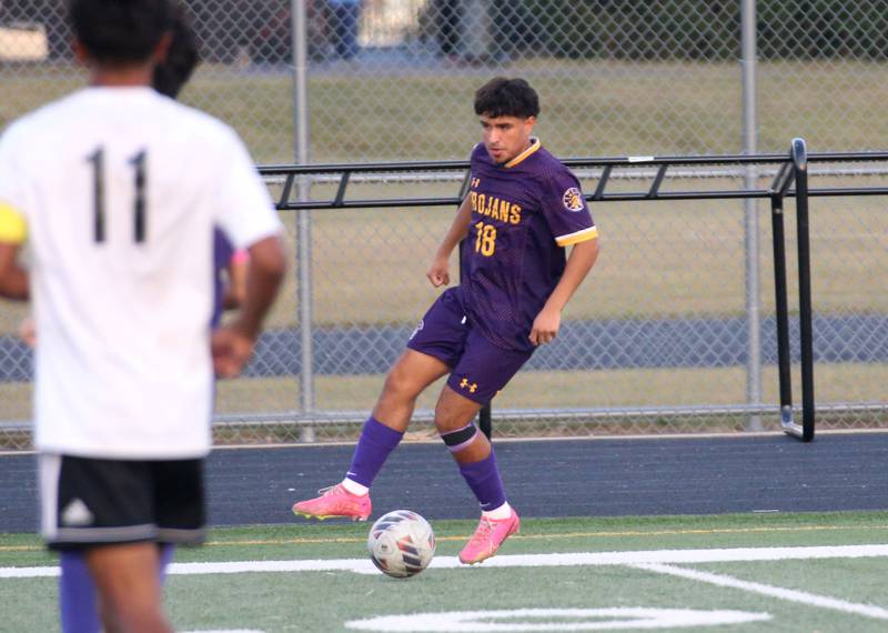 Mendota's Hugo Falcon traps the ball during the Three Rivers Tournament on Thursday, Oct. 2, 2025 at Mendota High School.