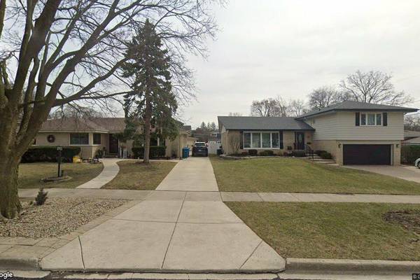 Single-family home sells for $945,000 in Elmhurst