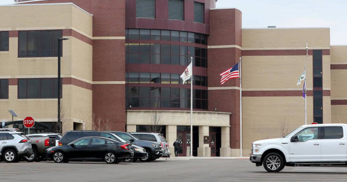 Man tries to enter McHenry County Courthouse with weapon then flees