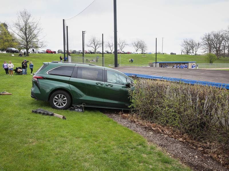 3 kids injured in car that crashes into Woodstock baseball field