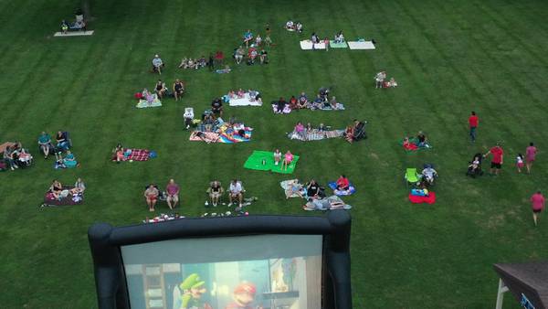 Photos: Peru's 'Movie in the Park' shines under the stars