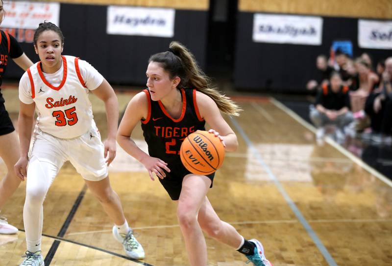 Wheaton Warrenville South's Shea Carver drives toward the basket during a game against St. Charles East on Tuesday, Feb. 11, 2025 in St. Charles.
