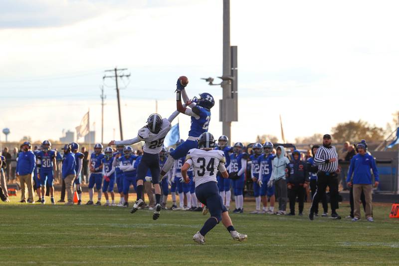 Clifton Central's Cash Minard leaps to grab a first-down pass during the Comets' 24-6 victory over Knoxville in the Class 1A first-round playoff game on Saturday, Nov. 1, 2025.