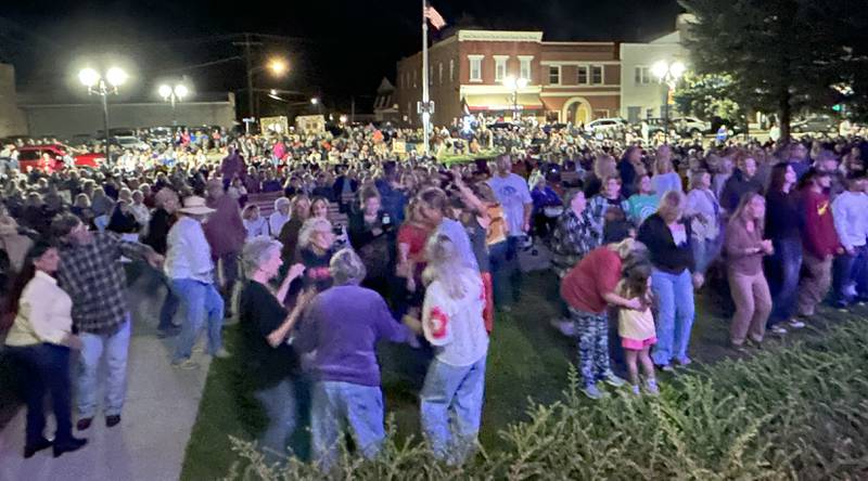 An estimated crowd of 2,500 turned out to listen to Fortunate Sons, a Creedence Clearwater tribute band, on Friday, Aug, 29, 2025 in Mt. Morris.