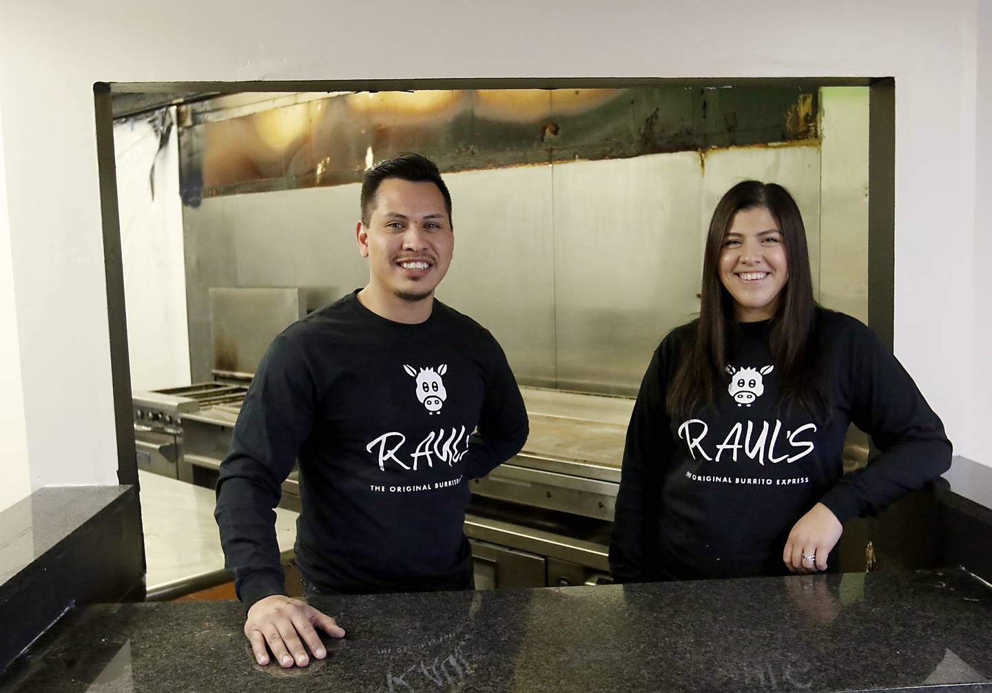 Raul Briseno Jr. et sa sœur Alexandra Strohmaier, les enfants de feu Raul Briseno Sr., se tiennent derrière le comptoir du premier restaurant de leur père le mardi 22 février 2022. Ils ouvrent un restaurant à l'emplacement d'origine où leur papa a ouvert son premier Raul's Burrito Express à Wauconda.  Cela fait 21 ans que son père a été assassiné au Burrito Express qu'il possédait à McHenry.