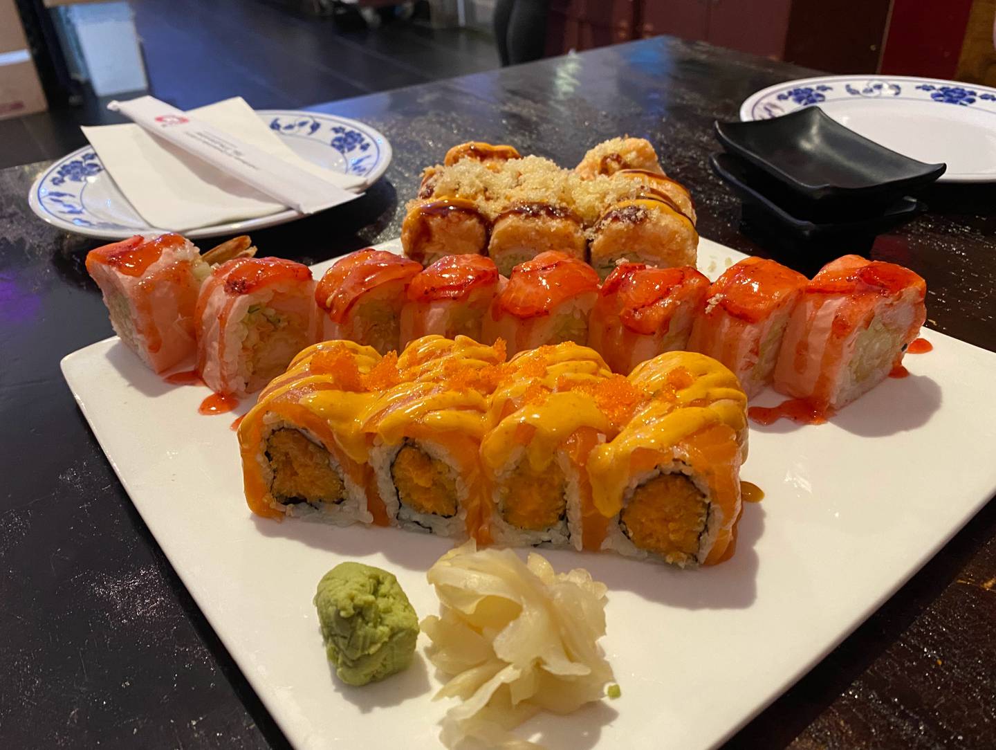 Mentre eravamo al Kumi Sushi, abbiamo ordinato, da dietro a davanti, la signora rosa, la pinna di fragola e gli involtini di salmone pazzi.