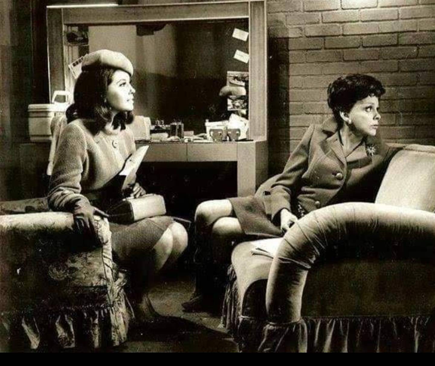 Barbara Parkins (left) is seen with Judy Garland on the set of the 1967 film "Valley of the Dolls."