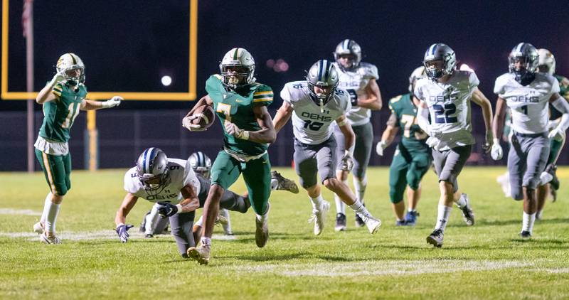 Waubonsie Valley's Tyler Threat (7) carries the ball for a touchdown against Oswego East during a football game at Waubonsie Valley High School in Aurora on Friday, Aug. 25, 2023.