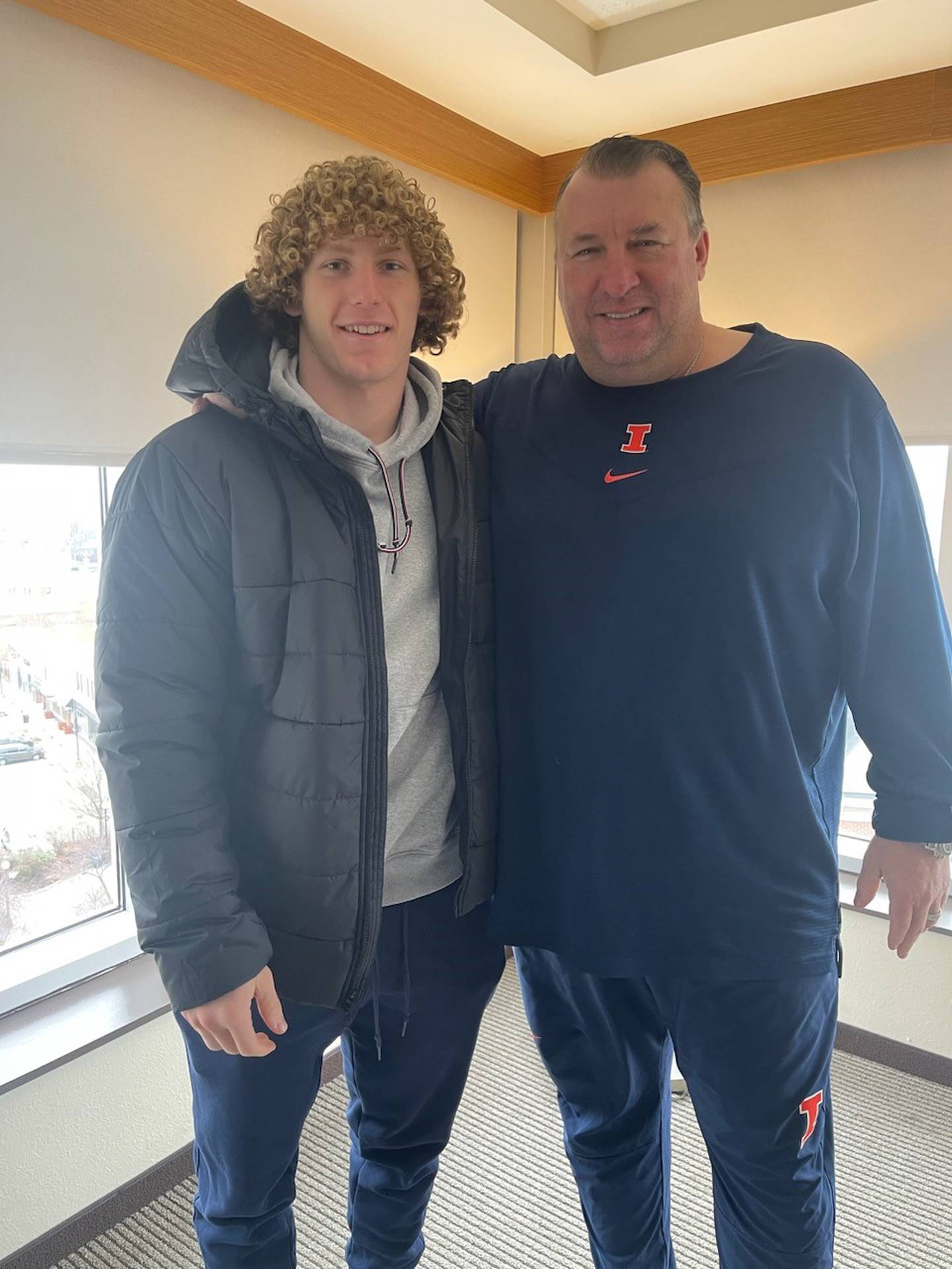 Mac Resetich met with Illinois head coach Bret Bielema over the weekend, who offered the Hall senior a full-ride offer to play for the Fighting Illini. Bielema described Resetich as a "great athlete with good vision.