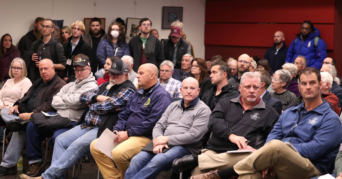 Standing room only for first public look at DeKalb 560-acre Endeavour Energy data center proposal