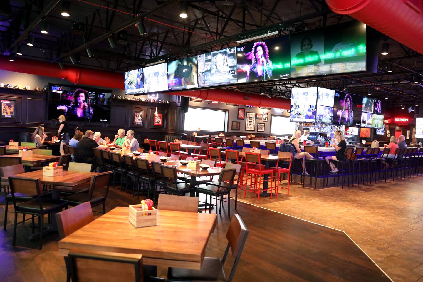 new-york-best-sports-bars-club-bookers