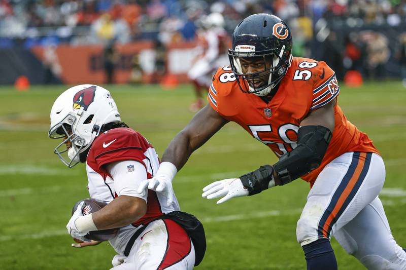Chicago Bears inside linebacker Roquan Smith (58) defends against Arizona Cardinals quarterback Kyler Murray during the first half Sunday, Dec. 5, 2021, in Chicago