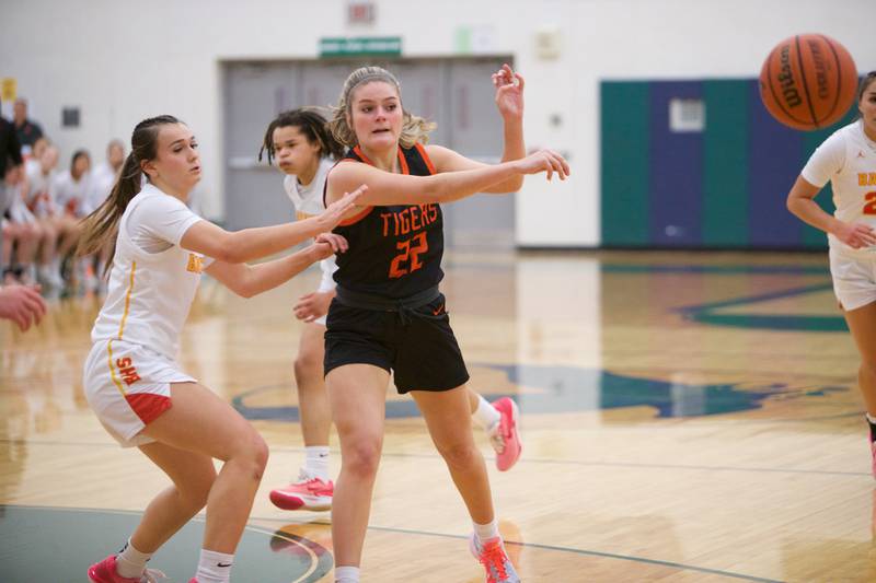 Wheaton Warrenville South's Brooke Struebing makes a pass against Batavia at the Class 4A Regional Final on Friday, Feb.26,2024 in Bartlett.