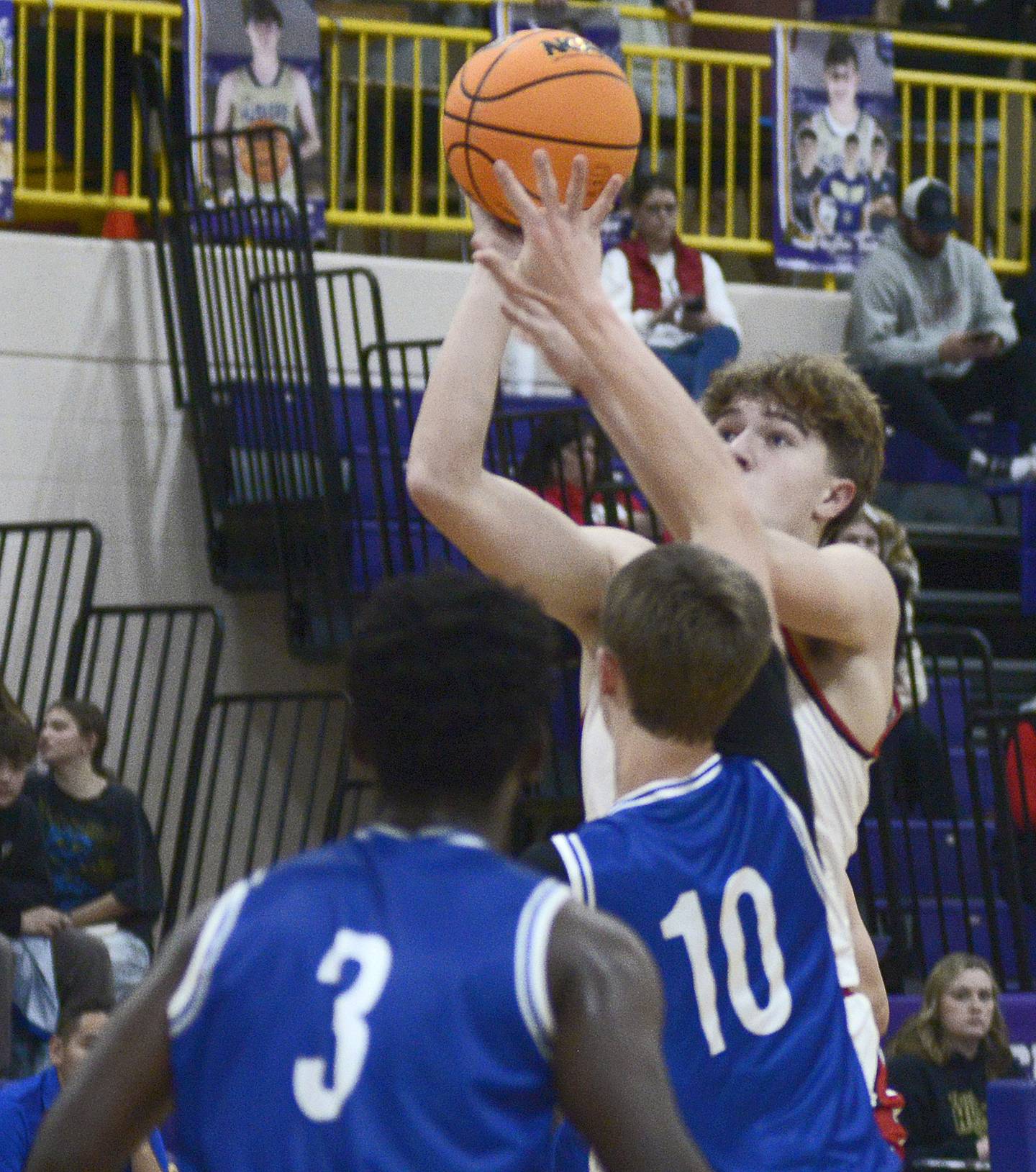 Chace Sterling shoots over Newark’s Reggie Chapman and Dylan Kulbartz in the 2nd period Tuesday at Serena.