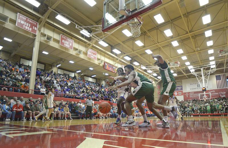 Peoria Richwood’s Marlon Herron battles Thornton’s Issaiah Green and Layshawn Scott for a loose ball Monday in the 1st Period during the Super Sectional game at Ottawa.