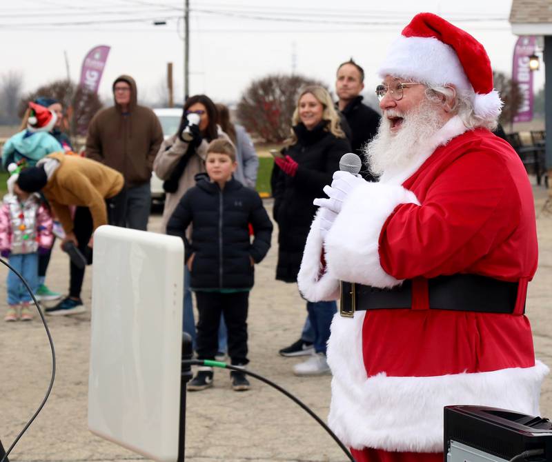 Santa speaks before the Jingle Jog Family Run begins on Saturday, Nov. 23, 2024 in Yorkville.