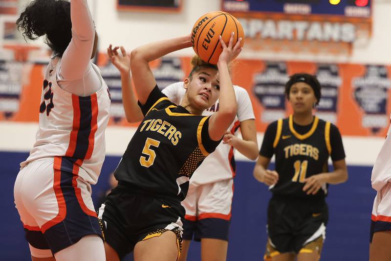 Joliet West’s Niyonna Reddington looks to pass under pressure against Romeoville on Thursday, Jan. 29, 2026 in Romeoville.