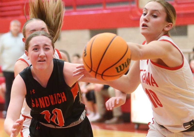 Ottawa's Ella Schmitz breaks up a pass intended for Sandwich's Kayden Cornelis on Monday, Jan. 27, 2025 in Kingman Gym at Ottawa High School.