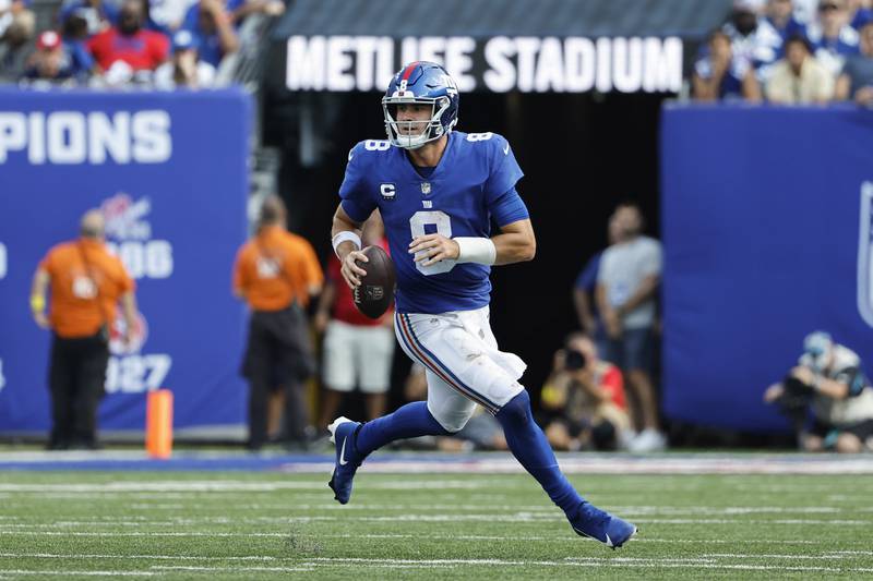New York Giants quarterback Daniel Jones scrambles against the Carolina Panthers during an NFL football game at Met Life Stadium, Sunday, Sept. 18, 2022 in East Rutherford, NJ. (Winslow Townson/AP Images for Panini)