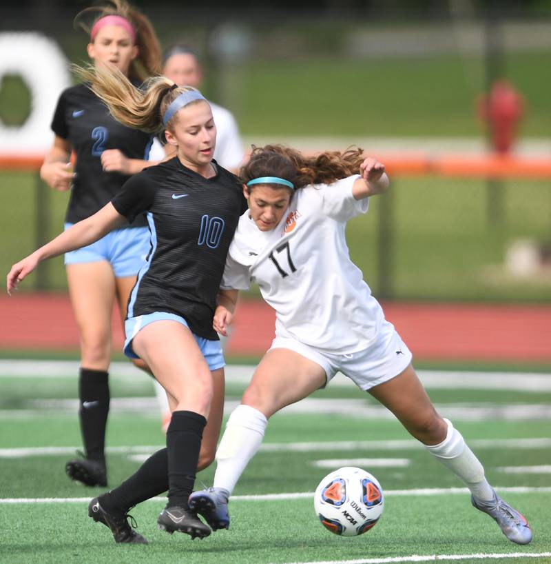 John Starks/jstarks@dailyherald.com
St. Charles North’s Sophie Kirsten and Wheaton Warrenville South’s Lily Petrie, right, battle in the St. Charles East girls soccer sectional semifinal game on Tuesday, May 24, 2022.