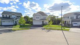 Single-family home sells in Woodridge for $835,000