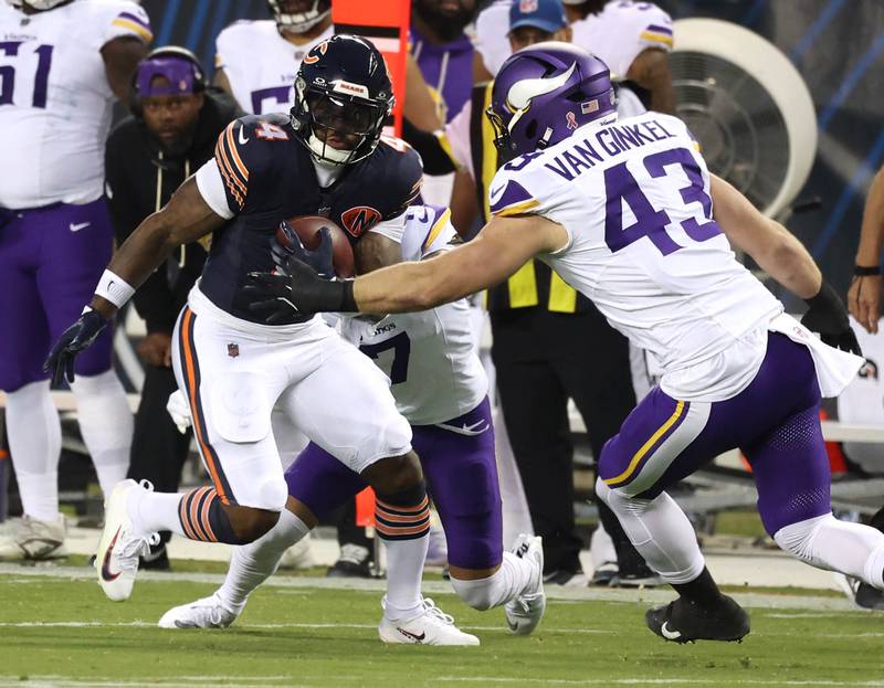Chicago Bears running back D'Andre Swift  gets by Minnesota Vikings linebacker Andrew Van Ginkel after catching a pass during their game Monday, Sept. 8, 2025, at Soldier Field in Chicago.