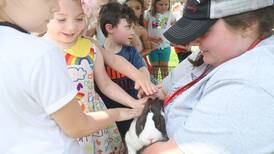 Oregon petting zoo a hit with kids