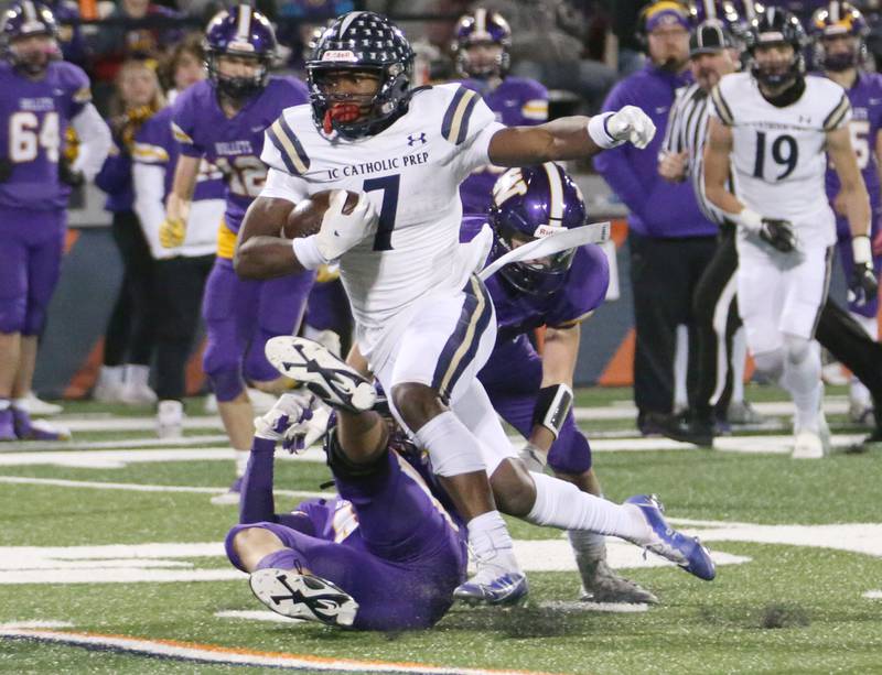 IC Catholic's Denzell Gibson (7) runs the ball down the field against Williamsville in the Class 3A State title game on Friday, Nov. 25, 2022 at Memorial Stadium in Champaign.