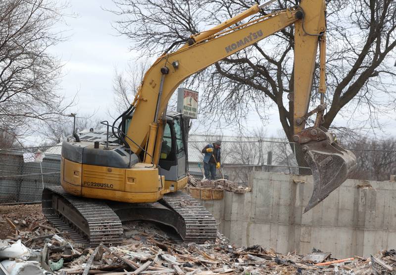 Crews clean up the site at 1024 W. Hillcrest Drive in DeKalb Thursday, Jan. 16, 2025, where an apartment building was torn down. The structure was ravaged by fire on Dec. 22, 2024, and condemned.