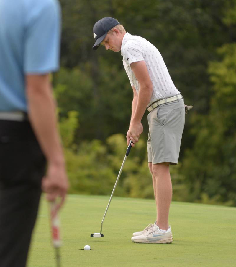 Rochelle's Ian Metzger sinks a putt on Wednesday, Sept. 3, 2025 during a match with Oregon at Silver Ridge Golf Course.