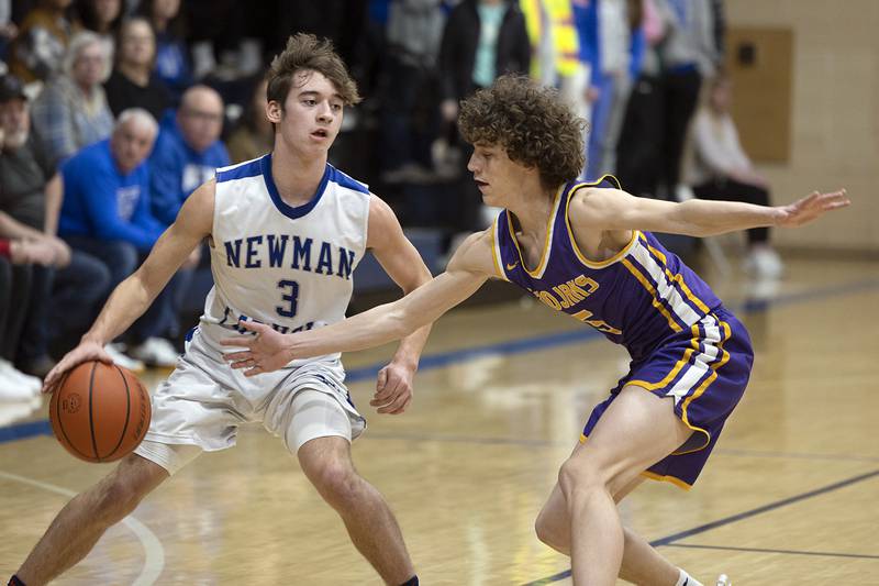 Newman’s Ayden Batten handles the ball against Mendota’s Jaice Baird Tuesday, Jan. 31, 2023.