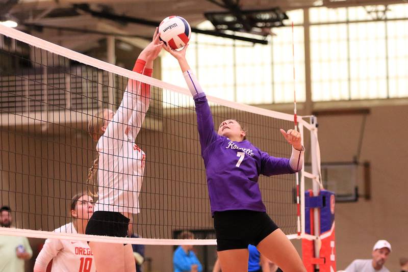Rochelle's Meredith Bruns (7) plays the ball at the net during the Hubs' match with Oregon on Tuesday, Sept. 2, 2025.