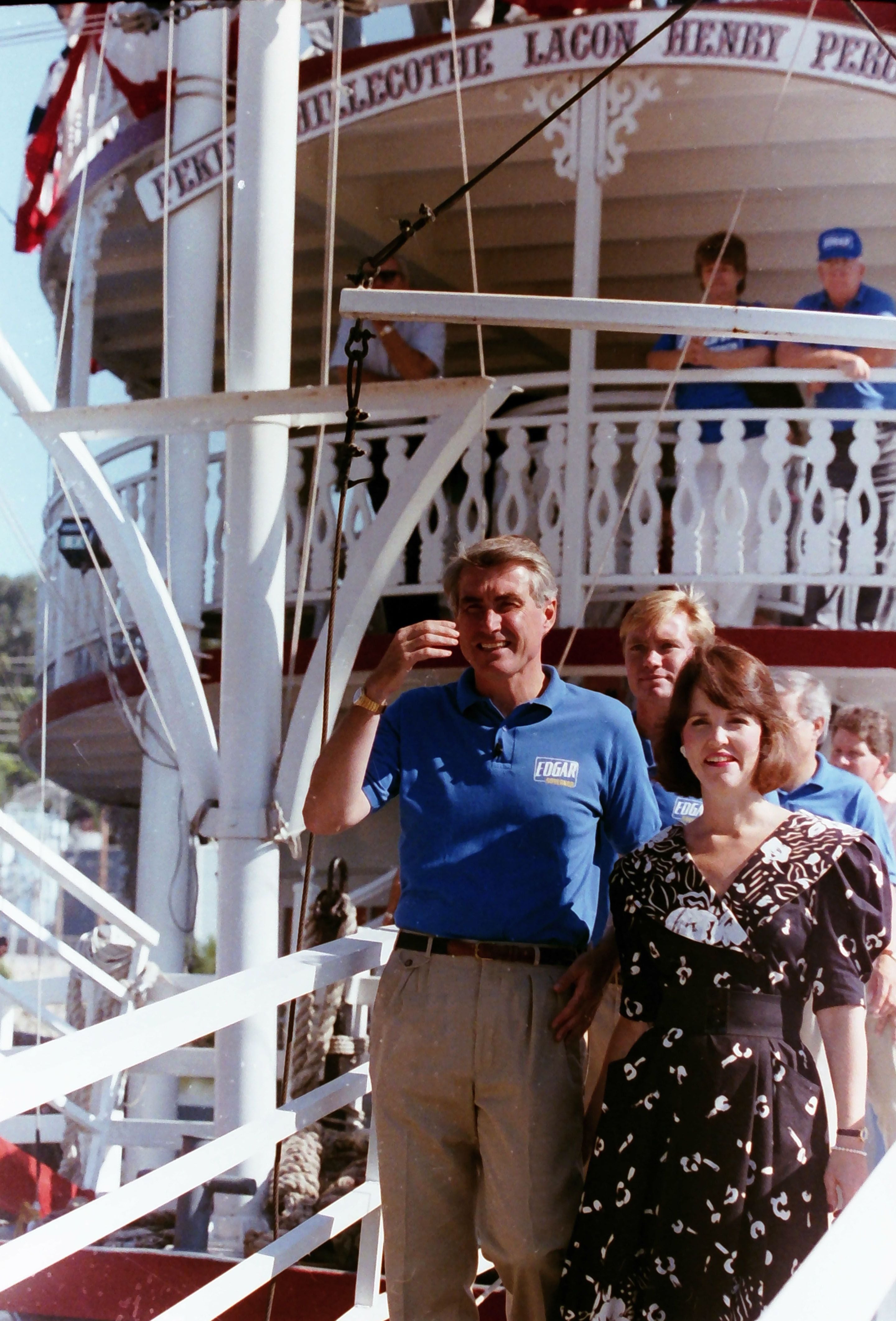 Jim Edgar candidate for Governor of Illinois, campaigns with his wife Brenda with the Spirit of Peoria paddle-wheeler on Thursday, Aug. 30, 1990 in Peru.