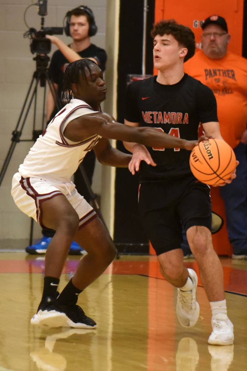 Kankakee's Jordan Davis, left, pokes the ball away from Metamora's Jake Walker during the IHSA Class 3A Washington Sectional semifinals Tuesday, March 4, 2025.
