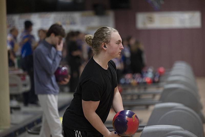 Dixon’s Cody Geil eyes the pins during practice Wednesday, Jan. 24, 2024.