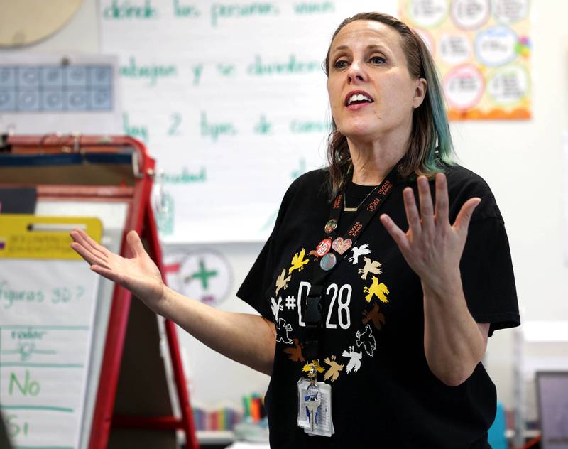 AJ Crook, Multilingual Programs Coordinator for School District 428, talks to parents Tuesday, March 11, 2025, at Cortland Elementary School, about the districts two-way dual language program during an informational open house on the subject.