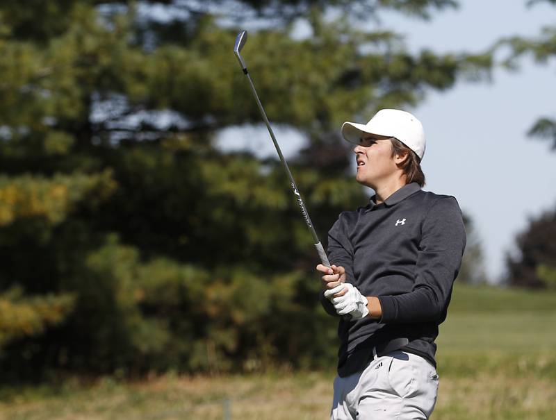 Wooodsock North’s Frank Ferru watches his tee shot on the eighth hole during the IHSA Boys’ Class 3A Sectional Golf Tournament Monday, Oct. 3 2022, at Randall Oaks Golf Club in West Dundee.