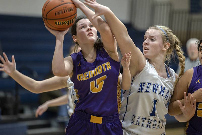 Mendota’s Grace Wasner puts up a shot while being guarded by Newman’s Jessalin Johns Monday, Dec, 12, 2022.