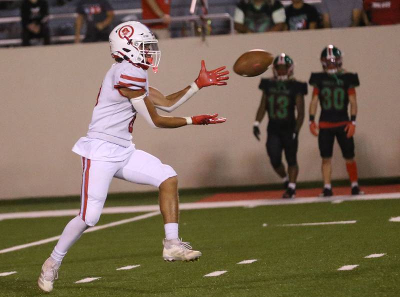 Ottawa's Bryson Valdez catches a wide-open pass on Friday, Oct. 3, 2025 at Howard Fellows Stadium.
