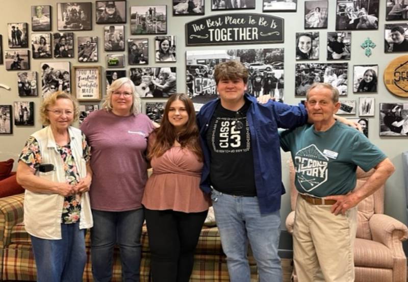 (L-R) Donor Geraldine Woodlief, Founder Dana VanAutreve, Recipient Kaylee Dowda, Recipient Brennon Mills and Donor Don J. Schiff pose to congratulate the 2023 Second Story Teen Center scholarship recipients.