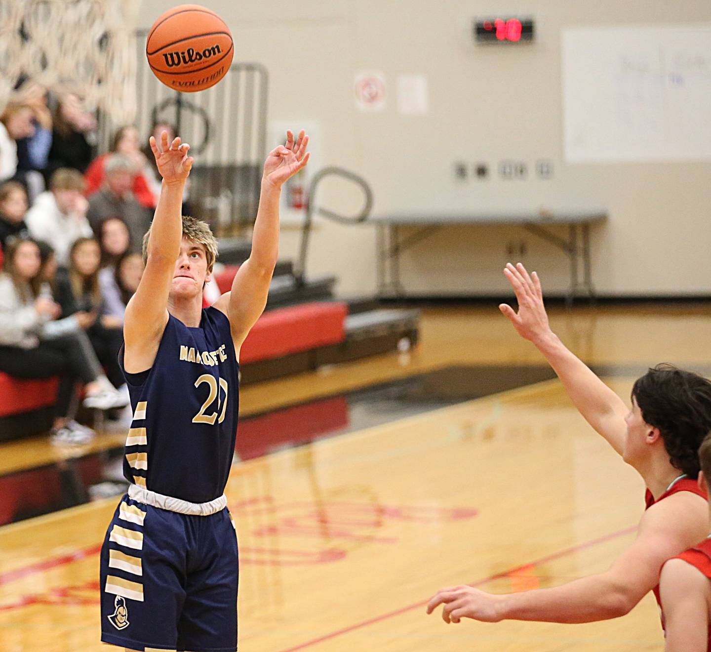 Boys basketball Marquette beats La SallePeru, wins its pool at