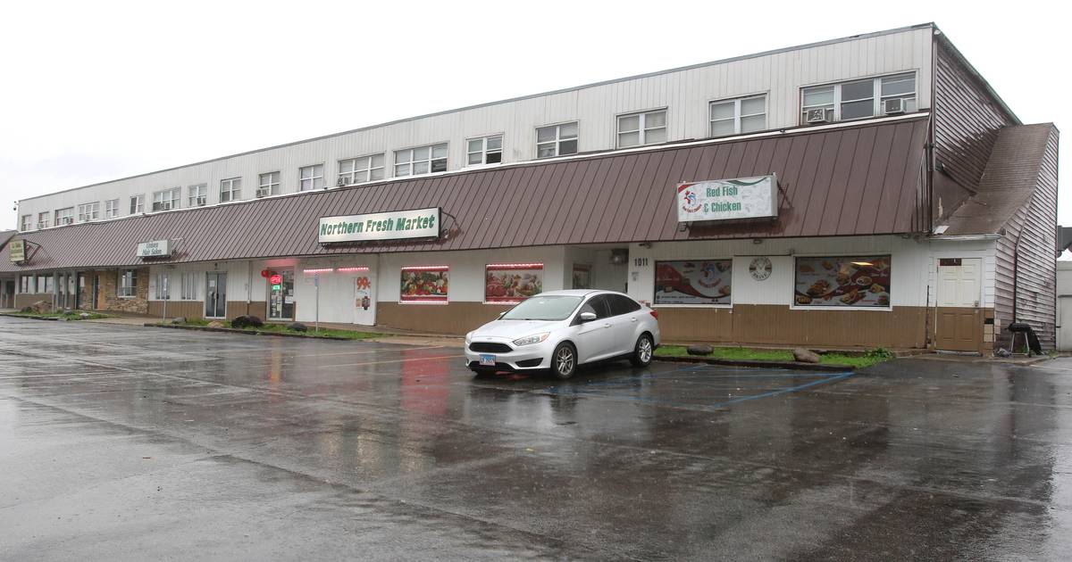 DeKalb city crews prep to demolish Hillcrest shopping mall – Shaw Local