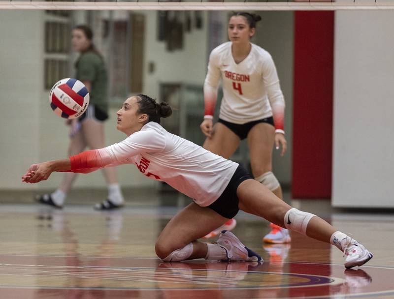 Oregon’s Kenna Wubbena digs a shot against Rochelle Tuesday, August 29, 2023.