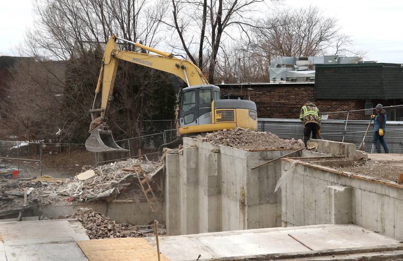 Crews clean up the site at 1024 W. Hillcrest Drive in DeKalb Thursday, Jan. 16, 2025, where an apartment building was torn down. The structure was ravaged by fire on Dec. 22, 2024, and condemned.