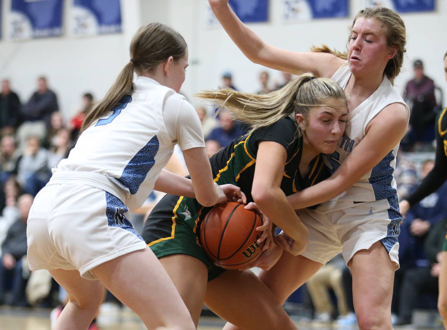 A defesa de Nazareth amarra Fremd durante o jogo de basquete feminino entre Fremd e Nazareth na segunda-feira, 9 de janeiro de 2023 em La Grange Park, IL.