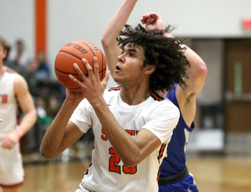 Wheaton Warrenville South’s Braylen Meredity shoots the ball during a game against Geneva in Wheaton on Friday, Jan. 27, 2023.