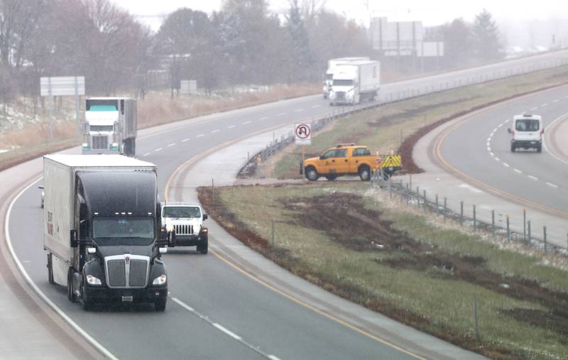 Traffic flows smoothly through the snow Tuesday, Nov. 15, 2022, on I-88 in DeKalb. Tuesday was the first measurable snowfall in DeKalb County this season.