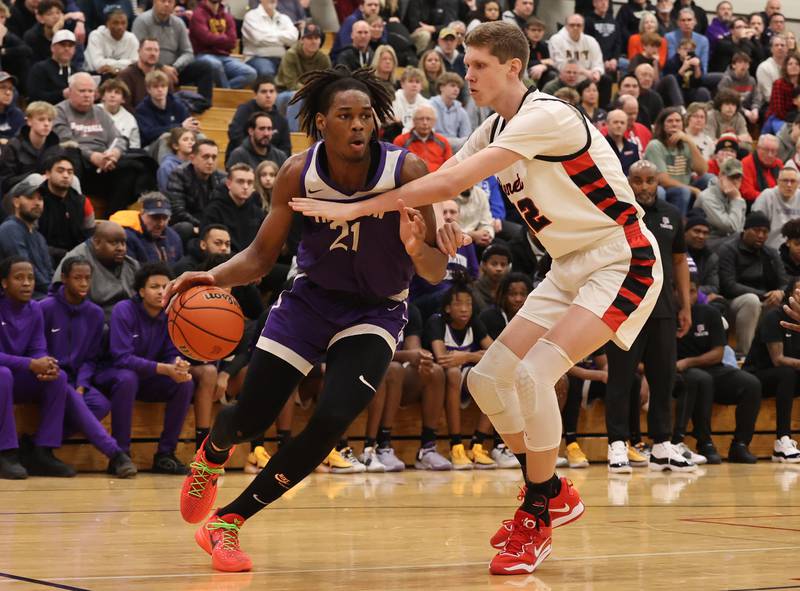 Thorton’s Morez Johnson Jr. (21) drives to the basket against Benet during the When Sides Collide Shootout on Saturday, Jan. 20, 2024 in Lisle, IL.